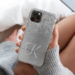 Name des Monogramms für den silberfarbenen Glitzer iPhone 14 Pro Hülle<br><div class="desc">Dieses schicke Gehäuse mit hübschem silberfarbenem Imitat-Glitzer auf silber gebürstetem metallischem Hintergrund ist einfach zu personalisieren.</div>