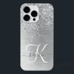 Name des Monogramms für den silberfarbenen Glitzer iPhone 14 Pro Max Hülle<br><div class="desc">Dieses schicke Gehäuse mit hübschem silberglänzenden Glitzer auf silberfarbenem metallischem Hintergrund ist einfach zu personalisieren.</div>