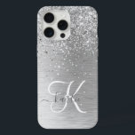 Name des Monogramms für den silberfarbenen Glitzer iPhone 15 Pro Max Hülle<br><div class="desc">Dieses schicke Gehäuse mit hübschem silberglänzenden Glitzer auf silberfarbenem metallischem Hintergrund ist einfach zu personalisieren.</div>