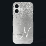 Name des Monogramms für den silberfarbenen Glitzer iPhone 16 Hülle<br><div class="desc">Dieses schicke Gehäuse mit hübschem silberglänzenden Glitzer auf silberfarbenem metallischem Hintergrund ist einfach zu personalisieren.</div>