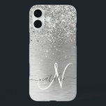 Name des Monogramms für den silberfarbenen Glitzer iPhone 16 Plus Hülle<br><div class="desc">Dieses schicke Gehäuse mit hübschem silberglänzenden Glitzer auf silberfarbenem metallischem Hintergrund ist einfach zu personalisieren.</div>