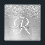 Name des Monogramms für den silberfarbenen Glitzer Magnet<br><div class="desc">Dieses trendige,  schicke Magnetdesign mit hübschem silberglänzenden Glitzer auf silber gebürstetem metallischem Hintergrund ist einfach zu personalisieren.</div>