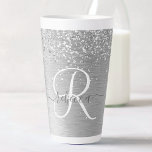 Name des Monogramms für den silberfarbenen Glitzer Milchtasse<br><div class="desc">Dieses schicke Design aus Latte-Tasse mit hübsch silberfarbenem Glitzer auf silber gebürstetem metallischem Hintergrund ist einfach zu personalisieren.</div>