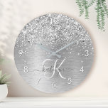 Name des Monogramms für den silberfarbenen Glitzer Runde Wanduhr<br><div class="desc">Dieses trendige Round-Clock-Design mit hübschem silberglänzenden Glitzer auf silberfarbenem metallischem Hintergrund ist einfach zu personalisieren.</div>