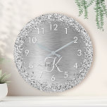 Name des Monogramms für den silberfarbenen Glitzer Runde Wanduhr<br><div class="desc">Dieses trendige,  schicke Wanduhr-Design mit hübschem silber funkelndem Glitzer auf silberfarbenem metallischem Hintergrund ist einfach zu personalisieren.</div>