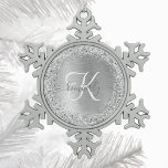 Name des Monogramms für den silberfarbenen Glitzer Schneeflocken Zinn-Ornament<br><div class="desc">Dieses trendige Schneeflocken-gerahmtes Weihnachtsgeschmuckdesign mit hübschem silberglänzenden Glitzer auf silber gebürstetem metallischem Hintergrund ist leicht zu personalisieren.</div>
