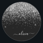 Name des Monogramms für den Silver Black Girl Glit Runder Aufkleber<br><div class="desc">Silver Sparkle Glitzer Pinsel Metal Monogram Name und Initial Paper Party Aufkleber Address Labels. Das macht den perfekten 16 Geburtstag,  Hochzeit,  Brautparty,  Jubiläum,  Babydusche oder Junggeselinnen-Abschied Geschenk für jemanden,  der Lieben glamourösen Luxus und schicke Stile.</div>