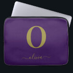 Name des Monogrammskripts Personalisiert Lila und  Laptopschutzhülle<br><div class="desc">Dieses elegante Monogramm und das elegante Script-Namensdesign können als Geschenk für Geburtstag,  Gastgeschenk Hochzeit,  Brautparty oder jede Gelegenheit gegeben werden. Es kann mit dem Namen und dem Namen der Person angepasst werden.</div>