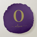 Name des Monogrammskripts Personalisiert Lila und  Rundes Kissen<br><div class="desc">Dieses elegante Monogramm und das elegante Script-Namensdesign können als Geschenk für Geburtstag,  Gastgeschenk Hochzeit,  Brautparty oder jede Gelegenheit gegeben werden. Es kann mit dem Namen und dem Namen der Person angepasst werden.</div>