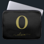 Name des Monogrammskripts Personalisiert Schwarz u Laptopschutzhülle<br><div class="desc">Dieses elegante Monogramm und das elegante Script-Namensdesign können als Geschenk für Geburtstag,  Gastgeschenk Hochzeit,  Brautparty oder jede Gelegenheit gegeben werden. Es kann mit dem Namen und dem Namen der Person angepasst werden.</div>