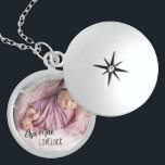 Name des Neugeborenen und Foto Locket Necklace<br><div class="desc">Ein spezieller Foto-Schrank für die junge Mutter nach der Geburt ihres Babys oder als Halb-Sake für das Neugeborene. Die Vorlage ist für Sie Set, um Ihr eigenes Foto hinzuzufügen - wenn Sie Probleme mit der Platzierung haben, schneiden Sie Ihr Bild vor dem Hochladen auf ein Quadrat. Dieser einzigartige Sake ist...</div>