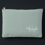 Name des Personalisierten Bridesmaid Monogramms Zubehörtasche<br><div class="desc">Fügen Sie Ihrer Hochzeit eine persönliche Touch mit einem personalisierten Brautjunggeschenk hinzu. Dieses Design zeichnet sich durch den personalisierten Namen der Brautjungfrau aus, der im Stil eines modernen Schriftartes mit weißer Schrift und Monogramm im Stil eines modernen, schlanken Schriftartes als Hintergrund mit dem Titel in weißem, modernem Sans Serif Schriftart...</div>