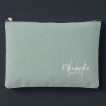Name des Personalisierten Bridesmaid Monogramms Zubehörtasche<br><div class="desc">Fügen Sie Ihrer Hochzeit eine persönliche Touch mit einem personalisierten Brautjunggeschenk hinzu. Dieses Design zeichnet sich durch den personalisierten Namen der Brautjungfrau aus, der im Stil eines modernen Schriftartes mit weißer Schrift und Monogramm im Stil eines modernen, schlanken Schriftartes als Hintergrund mit dem Titel in weißem, modernem Sans Serif Schriftart...</div>