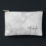 Name des Personalisierten Bridesmaid Monogramms Zubehörtasche<br><div class="desc">Fügen Sie Ihrer Hochzeit eine persönliche Touch mit einem personalisierten Brautjunggeschenk hinzu. Dieses Design zeichnet sich durch den personalisierten Namen der Brautjungfrau aus, der im Stil eines grauen, modernen Drehbuch-Schriftartes und in Monogramm im hellgrauen, modernen Schriftart-Stil gehalten ist. Der Hintergrund ist mit dem Schriftart in grauem, modernem Sans-Serif auf weißem...</div>