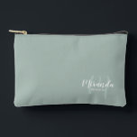 Name des Personalisierten Bridesmaid Monogramms Zubehörtasche<br><div class="desc">Fügen Sie Ihrer Hochzeit eine persönliche Touch mit einem personalisierten Brautjunggeschenk hinzu. Dieses Design zeichnet sich durch den personalisierten Namen der Brautjungfrau aus, der im Stil eines modernen Schriftartes mit weißer Schrift und Monogramm im Stil eines modernen, schlanken Schriftartes als Hintergrund mit dem Titel in weißem, modernem Sans Serif Schriftart...</div>