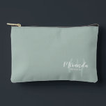 Name des Personalisierten Bridesmaid Monogramms Zubehörtasche<br><div class="desc">Fügen Sie Ihrer Hochzeit eine persönliche Touch mit einem personalisierten Brautjunggeschenk hinzu. Dieses Design zeichnet sich durch den personalisierten Namen der Brautjungfrau aus, der im Stil eines modernen Schriftartes mit weißer Schrift und Monogramm im Stil eines modernen, schlanken Schriftartes als Hintergrund mit dem Titel in weißem, modernem Sans Serif Schriftart...</div>