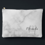 Name des Personalisierten Bridesmaid Monogramms Zubehörtasche<br><div class="desc">Fügen Sie Ihrer Hochzeit eine persönliche Touch mit einem personalisierten Brautjunggeschenk hinzu. Dieses Design zeichnet sich durch den personalisierten Namen der Brautjungfrau aus, der im Stil eines grauen, modernen Drehbuch-Schriftartes und in Monogramm im hellgrauen, modernen Schriftart-Stil gehalten ist. Der Hintergrund ist mit dem Schriftart in grauem, modernem Sans-Serif auf weißem...</div>