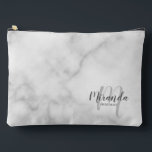 Name des Personalisierten Bridesmaid Monogramms Zubehörtasche<br><div class="desc">Fügen Sie Ihrer Hochzeit eine persönliche Touch mit einem personalisierten Brautjunggeschenk hinzu. Dieses Design zeichnet sich durch den personalisierten Namen der Brautjungfrau aus, der im Stil eines grauen, modernen Drehbuch-Schriftartes und in Monogramm im hellgrauen, modernen Schriftart-Stil gehalten ist. Der Hintergrund ist mit dem Schriftart in grauem, modernem Sans-Serif auf weißem...</div>