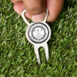 Name des personalisierten Classic Golf Clubs Pitchgabel<br><div class="desc">Mit klassischen Crossing Clubs und einem ausgeprägten Golfball-Design und einer altertümlichen Briefmarke sind diese Tools ideal für alle Golfclubs und Golfclubs. Personalisieren Sie Ihren Aufenthalt mit dem Namen des Clubmitglieds,  dem Namen des Golfklubs und dem Jahr,  in dem der Golfclub gegründet wurde. Entwickelt von Thisisnotme©</div>