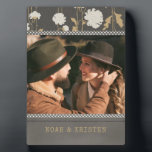 Name des Personalisierten Fotos des modernen Blume Fotoplatte<br><div class="desc">Diese Blumengestalt ist ein Blumenmuster, Punkte und eine gesteppte Kante, die Ihr Lieblings-Foto mit Ihren Namen oder Text unten umgibt. #Foto #floral #botanisch #elegante #Blume #personalisiert #modern #modern #cool #chic #country #addyourown #addyourphoto #trendy #trendy #diy #doityourself #stripes #dots #grunge #fashion #modische #style #stylism #photogifts #personalized gifts #gifts #feminine #Verlobung #frame...</div>