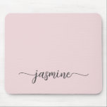 Name des Personalisierten Monogrammes, leicht rot Mousepad<br><div class="desc">Girly Blush Pink Einfache Minimalistische Monogram Name Signature Script Custom Personalisiert Mousepad. Diese Design mit Ihrem Vornamen in einem hübschen handgeschriebenen Stil Swash Schwanz Schriftart Typografie auf hellpastellfarbenen rot oder staubrosa. Diese lassen sich einfach anpassen. Grosses, stilvolles Frauengeschenk zum Geburtstag, Brautparty, Muttertag, 16. Geburtstag, und es ist für das Mädchen,...</div>