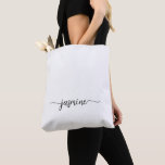 Name des Personalisierten Monogramms "Girl Simple  Tasche<br><div class="desc">Elegante moderne, Minimalistische weiße Weibchen, Girly Monogram Name Signature Script Custom Personalisiert Tote Bag. Dieses Design mit Ihrem Vornamen in einem hübschen handgeschriebenen Stil Swash Schwanz Schriftart Signatur Typografie (oder Kalligrafie) in schwarz auf weißem Hintergrund. Große Frauengeschenke zum Geburtstag, Weihnachten, Hochzeit, 16 Geburtstagsparty, Brautparty, Junggeselinnen-Abschied oder zum Abschluss und es...</div>