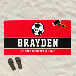 Name des personalisierten Red Soccer-Spielers Strandtuch<br><div class="desc">Das personalisierte Strandhandtuchdesign für Kinder und Jugendliche mit Fußball ist mit einer einheitlichen Spielernummer, einem benutzerdefinierten Text für den Vor- oder Nachnamen des Spielers und einem modernen Text für den Namen der Fußballmannschaft ausgestattet. Macht ein einzigartiges Gunstgeschenk für Turniere und Pool-Party mit dem Team! Das stilvolle und moderne Design besticht...</div>