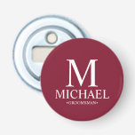 Name des personalisierten Trauzeugen und Monogramm Flaschenöffner<br><div class="desc">Moderne Geschenke mit Personalisiertem Trauzeuge mit personalisiertem Monogramm,  Trauzeuge Name und Titel in der weißen klassischen Serif-Schriftart-Stil auf bordeauxrotem Hintergrund. Auch perfekt für Trauzeuge,  Vater der Braut und mehr.</div>