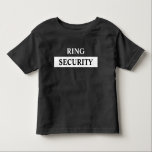 Name des Ring-Sicherheitsring Kleinkind T-shirt<br><div class="desc">Mit diesem Ring Security T - Shirt fühlt sich Ihr Ringträger wie etwas Besonderes an. Klicken Sie - personalisieren - um Ihren individuelle Name einfach hinzuzufügen. Stilvolles Schwarz-Weiß-Design.</div>