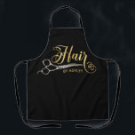 Name des Salons "Black & Gold" Schürze<br><div class="desc">Black & Gold Friseursalon Name Black Schürze. Design Features Kalligrafie ''Hair'' in goldener Farbe ,  Paar von silbernen Friseur Scheren auf schwarzem Hintergrund. Personalisieren Sie Ihre Daten mit einem Namen oder Salonnamen.</div>