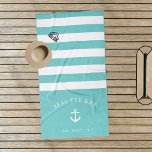 Name des Schiffes "Aqua & White Strip" Strandtuch<br><div class="desc">Mit diesen personalisierten Strandtüchern in türkisfarbenem aquamarin-weißem Streifen können Sie Ihr Boot auf dem Laufsteg hochfahren. Personalisieren Sie Ihre Schiffsnamen und Schiffsregister (oder den Namen des Kapitäns) in weißer Schrift mit einer Ankerillustrierung.</div>