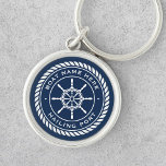 Name des Schiffes und Name des Schiffes, das das R Schlüsselanhänger<br><div class="desc">Keyring mit weißem,  elegantem Rad- und Seilemblem mit individuellem Bootsnamen und Hagelport (oder anderen benutzerdefinierten Text) auf dunkelblauem Hintergrund.</div>