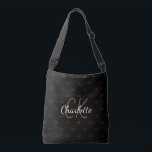 Name des schwarzen Goldes Tragetaschen Mit Langen Trägern<br><div class="desc">Ein eleganter schwarzer Hintergrund. Personalisieren und fügen Sie Ihren Namen,  Monogramm-Initialen. Ihr Monogramm als Hintergrundmuster. Der Name wird mit einem handgeschriebenen Stilskript geschrieben. Weiße und goldene Buchstaben.</div>