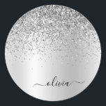 Name des silbernen Glitzer Metal Monogram Runder Aufkleber<br><div class="desc">Silber-Imitate belichten metallische Sparkle-Glitzer Markierungen für Metallmonogramm und Aufkleber für das Party mit dem Anfangsbuchstaben. Das macht den perfekten 16 Geburtstag,  Hochzeit,  Brautparty,  Jubiläum,  Babydusche oder Junggeselinnen-Abschied Geschenk für jemanden,  der Lieben glamourösen Luxus und schicke Stile.</div>