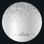 Name des silbernen Glitzer Metal Monogram Runder Aufkleber<br><div class="desc">Silber-Imitate belichten metallische Sparkle-Glitzer Markierungen für Metallmonogramm und Aufkleber für das Party mit dem Anfangsbuchstaben. Das macht den perfekten 16 Geburtstag, Hochzeit, Brautparty, Jubiläum, Babydusche oder Junggeselinnen-Abschied Geschenk für jemanden, der Lieben glamourösen Luxus und schicke Stile.</div>
