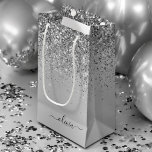 Name des Silver Glitzer-Sparkle-Metal-Monogramms Kleine Geschenktüte<br><div class="desc">Silberne Imitate belichten metallische Sparkle Glitzer gebürstete Metal Monogramm Name Geschenktasche. Das macht den perfekten 16 Geburtstag,  Hochzeit,  Brautparty,  Jubiläum,  Babydusche oder Junggeselinnen-Abschied Geschenktasche für jemanden,  der Lieben glamourösen Luxus und schicke Stile.</div>