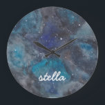 Name des Space Explorer Große Wanduhr<br><div class="desc">Inspirier den Weltraum- oder Wissenschaftsliebhaber in deinem Leben mit dieser Raumthemenuhr mit einer handbemalten Galaxie voller Sterne und Planeten. Mit dem Namen Ihres kleinen Astronauten. Text ist vollständig anpassbar. Teil einer Kollektion von Parcel Studios.</div>