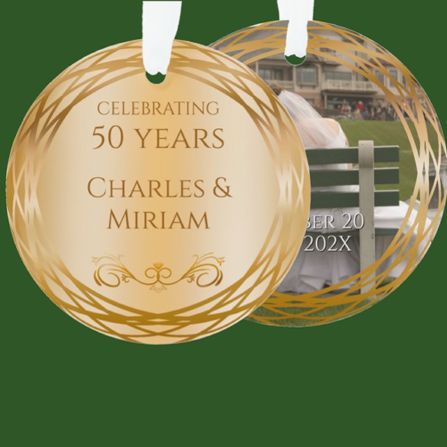 Name & Foto Golden 50. Hochzeit-Jubiläumsgeschenk Ornament (Personalize these elegant faux gold Christmas ornament with couples names and photo for anniversary.)