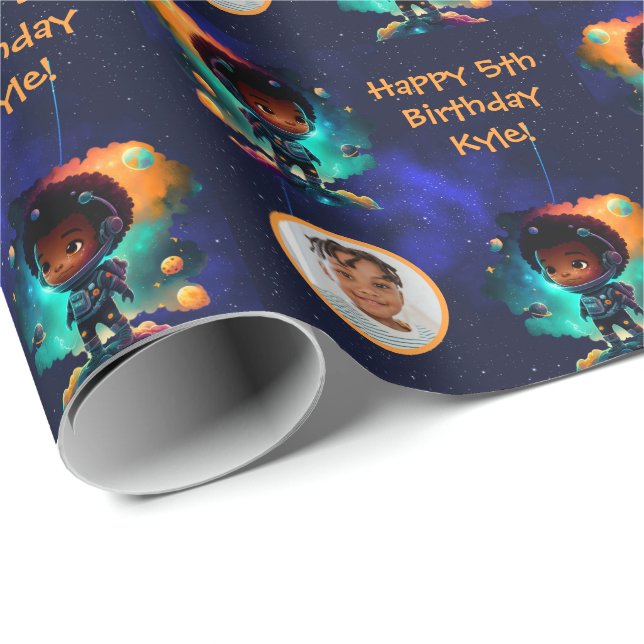 Name Foto Text African American Boy Astronaut Geschenkpapier (Rolleneckpunkt)