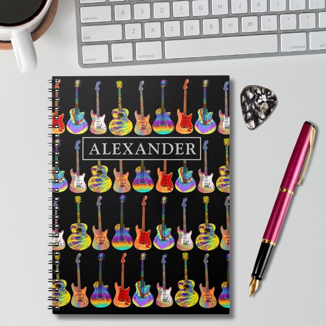 Name für Funky Colorful Gitarrenmuster Notizblock (Funky colorful guitar pattern on black personalized name notebook for musician guitarist songwriting)