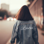Name in Script-Schriftart Jeansjacke<br><div class="desc">Niedliches und lässiges Outfit mit Ihrem Namen, perfekt für Mädchen Wochenenden weg, Junggeselinnen-Abschiede und mehr!</div>