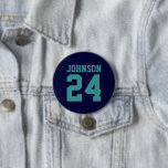 Name Jersey, Navy und Aquamarin Athlete Button<br><div class="desc">Freuen Sie sich auf Ihr Lieblings-Sportteam, Ihren Fußballspieler oder zeigen Sie einfach Ihren Schulstolz mit einem personalisierten Spirituosenknopf! Fügen Sie Ihren Schulnamen hinzu oder personalisieren Sie ihn mit einem Spielernamen und Jersey-Nummer. Ideal für Fußball, Basketball, Baseball und Fußball! Erstellen Sie individuelle Buttone für das ganze Team, Cheerleader, Eltern und Geschwister,...</div>
