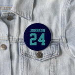 Name Jersey, Navy und Aquamarin Athlete Button<br><div class="desc">Freuen Sie sich auf Ihr Lieblings-Sportteam, Ihren Fußballspieler oder zeigen Sie einfach Ihren Schulstolz mit einem personalisierten Spirituosenknopf! Fügen Sie Ihren Schulnamen hinzu oder personalisieren Sie ihn mit einem Spielernamen und Jersey-Nummer. Ideal für Fußball, Basketball, Baseball und Fußball! Erstellen Sie individuelle Buttone für das ganze Team, Cheerleader, Eltern und Geschwister,...</div>