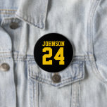 Name Jersey Nummer für Schwarz und Gelb Button<br><div class="desc">Freuen Sie sich auf Ihr Lieblings-Sportteam, Ihren Fußballspieler oder zeigen Sie einfach Ihren Schulstolz mit einem personalisierten Spirituosenknopf! Fügen Sie Ihren Schulnamen hinzu oder personalisieren Sie ihn mit einem Spielernamen und Jersey-Nummer. Ideal für Fußball, Basketball, Baseball und Fußball! Erstellen Sie individuelle Buttone für das ganze Team, Cheerleader, Eltern und Geschwister,...</div>
