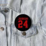 Name Jersey Nummer für Schwarz und Rot Button<br><div class="desc">Freuen Sie sich auf Ihr Lieblings-Sportteam, Ihren Fußballspieler oder zeigen Sie einfach Ihren Schulstolz mit einem personalisierten Spirituosenknopf! Fügen Sie Ihren Schulnamen hinzu oder personalisieren Sie ihn mit einem Spielernamen und Jersey-Nummer. Ideal für Fußball, Basketball, Baseball und Fußball! Erstellen Sie individuelle Buttone für das ganze Team, Cheerleader, Eltern und Geschwister,...</div>