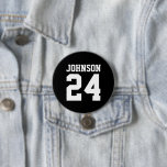 Name Jersey Nummer für Schwarzweiß-Athleten Button<br><div class="desc">Freuen Sie sich auf Ihr Lieblings-Sportteam, Ihren Fußballspieler oder zeigen Sie einfach Ihren Schulstolz mit einem personalisierten Spirituosenknopf! Fügen Sie Ihren Schulnamen hinzu oder personalisieren Sie ihn mit einem Spielernamen und Jersey-Nummer. Ideal für Fußball, Basketball, Baseball und Fußball! Erstellen Sie individuelle Buttone für das ganze Team, Cheerleader, Eltern und Geschwister,...</div>