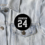 Name Jersey Nummer Schwarz und Grau Athlete Button<br><div class="desc">Freuen Sie sich auf Ihr Lieblings-Sportteam, Ihren Fußballspieler oder zeigen Sie einfach Ihren Schulstolz mit einem personalisierten Spirituosenknopf! Fügen Sie Ihren Schulnamen hinzu oder personalisieren Sie ihn mit einem Spielernamen und Jersey-Nummer. Ideal für Fußball, Basketball, Baseball und Fußball! Erstellen Sie individuelle Buttone für das ganze Team, Cheerleader, Eltern und Geschwister,...</div>