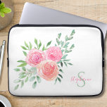 Name Monogram Floral Water Laptopschutzhülle<br><div class="desc">Dieser mit Monogramm Laptop-Ärmel ist mit Aquarellfarben-Blume und Blattwerk in Rosa-,  Korallen- und Grüntönen dekoriert. Fügen Sie Ihren Namen und erste,  um diesen Laptop-Ärmel einzigartig für Sie zu machen. Original Wasserfarbe © Michele Davies.</div>