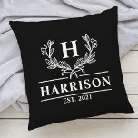 Name Monogram Laurel Jahr etabliert Black Kissen<br><div class="desc">Fügen Sie Ihrer Wohngestaltung eine Touch Eleganz mit unserem personalisierten Monogramm-Stammkissen mit einem schönen Lorbeerdesign hinzu. Das Kissen ist individuell auf Ihren Familiennamen und einen personalisierten Jahre alten Text abgestimmt und ist somit eine perfekte Ergänzung zu Ihrem Wohnzimmer oder Schlafzimmer. Dieses Kissen aus hochwertigen Materialien ist stilvoll und komfortabel.</div>