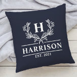 Name Monogram Laurel Year Etablierte Marine Kissen<br><div class="desc">Fügen Sie Ihrer Wohngestaltung eine Touch Eleganz mit unserem personalisierten Monogramm-Stammkissen mit einem schönen Lorbeerdesign hinzu. Das Kissen ist individuell auf Ihren Familiennamen und einen personalisierten Jahre alten Text abgestimmt und ist somit eine perfekte Ergänzung zu Ihrem Wohnzimmer oder Schlafzimmer. Dieses Kissen aus hochwertigen Materialien ist stilvoll und komfortabel.</div>